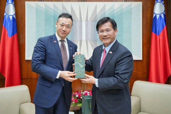 ▲▼外交部長林佳龍（右）致贈日本前法務大臣鈴木馨祐眾議員（左）外交部玉山威士忌禮盒。（圖／外交部提供）