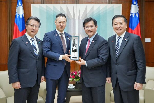 ▲▼日本前法務大臣鈴木馨祐眾議員（左二）、前首相補佐官長島昭久眾議員（右一）及前法務大臣政務官神田潤一眾議員（左一）致贈外交部長林佳龍（右二）日本清酒禮盒。（圖／外交部提供）