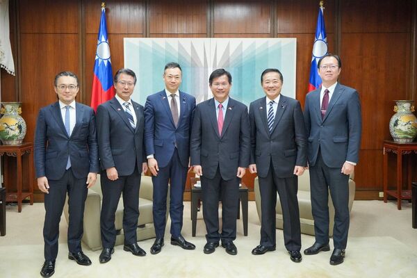 ▲▼外交部長林佳龍（右三）與日本前法務大臣鈴木馨祐眾議員（左三）、前首相補佐官長島昭久眾議員（右二）、前法務大臣政務官神田潤一眾議員（左二）及與會貴賓合影。（圖／外交部提供）