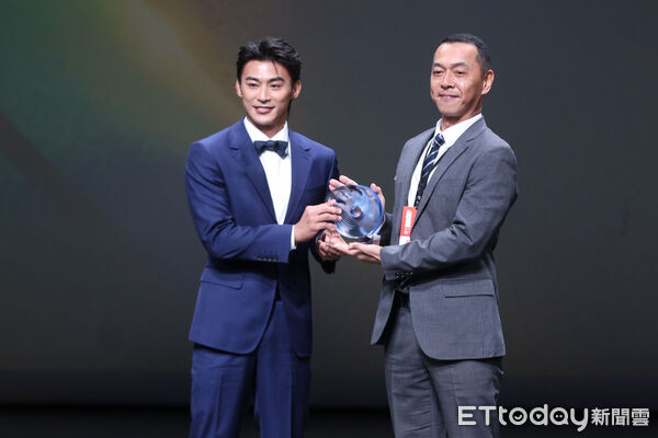 ▲體育運動精英獎，最佳女運動員黃筱雯，叔叔代領。（圖／記者林敬旻攝）