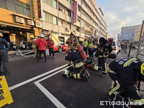 ▲▼    苗栗市中山路商業大樓火警         。（圖／記者楊永盛攝）