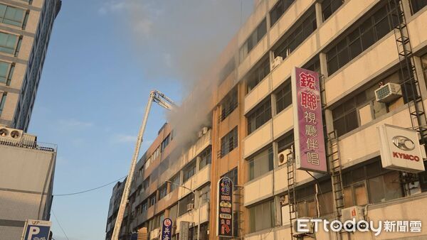 ▲▼    苗栗市中山路商業大樓火警         。（圖／記者楊永盛攝）