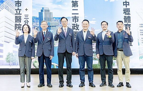▲桃園市長張善政今天出席就職三週年活動時，帶領市府團隊，將推動「桃園NEXT未來工程」，重構城市版圖。（圖／市府新聞處提供）