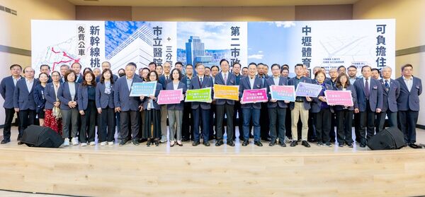 ▲桃園市長張善政今天出席就職三週年活動時，帶領市府一級主管、區長等強調未來施政決心。（圖／市府新聞處提供）