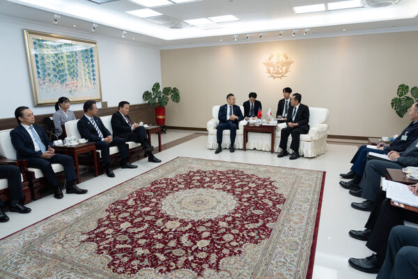 ▲國防部長顧立雄24日接見日本前法務大臣鈴木馨祐眾議員訪團。（圖／國防部提供）