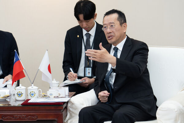 ▲▼國防部長顧立雄24日接見日本前法務大臣鈴木馨祐眾議員訪團。（圖／國防部提供）