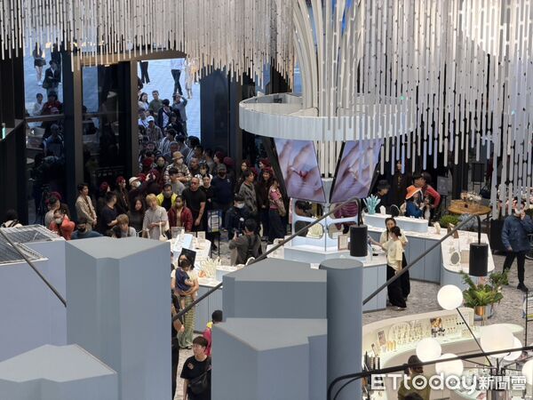 ▲商場吊燈狂搖。（圖／記者許宥孺攝）