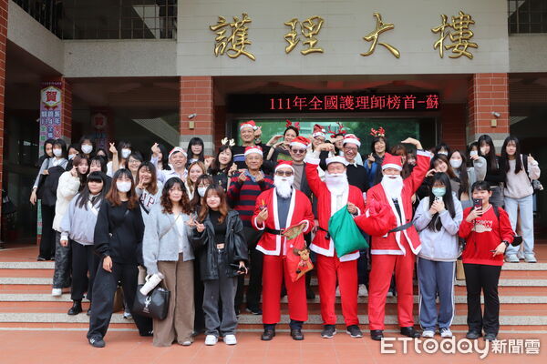 ▲中華醫大舉辦聖誕驚喜快閃活動，3位副校長扮成聖誕老人分送糖果，吸引學生團團包圍。（記者林東良翻攝，下同）