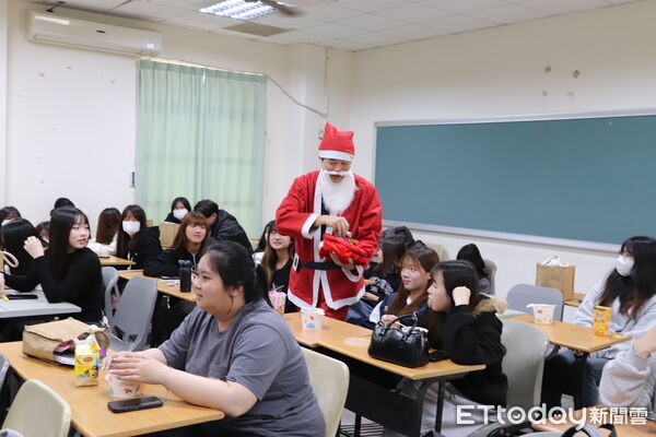 ▲中華醫大舉辦聖誕驚喜快閃活動，3位副校長扮成聖誕老人分送糖果，吸引學生團團包圍。（記者林東良翻攝，下同）