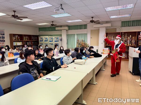 ▲中華醫大舉辦聖誕驚喜快閃活動，3位副校長扮成聖誕老人分送糖果，吸引學生團團包圍。（記者林東良翻攝，下同）