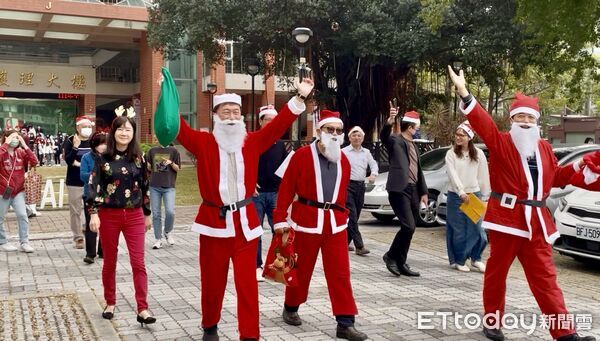 ▲中華醫大舉辦聖誕驚喜快閃活動，3位副校長扮成聖誕老人分送糖果，吸引學生團團包圍。（記者林東良翻攝，下同）