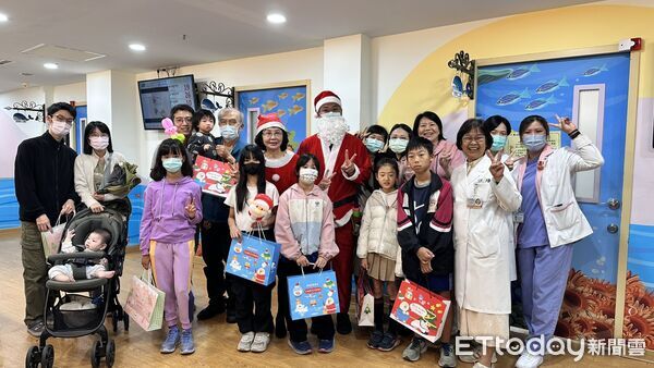 ▲郭綜合醫院院長鄭雅敏化身聖誕老人，走進兒科門診分送造型氣球，為病童帶來驚喜與祝福。（記者林東良翻攝，下同）
