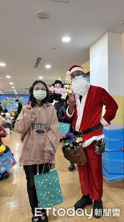 ▲郭綜合醫院院長鄭雅敏化身聖誕老人，走進兒科門診分送造型氣球，為病童帶來驚喜與祝福。（記者林東良翻攝，下同）