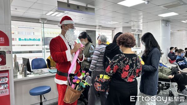 ▲郭綜合醫院院長鄭雅敏化身聖誕老人，走進兒科門診分送造型氣球，為病童帶來驚喜與祝福。（記者林東良翻攝，下同）