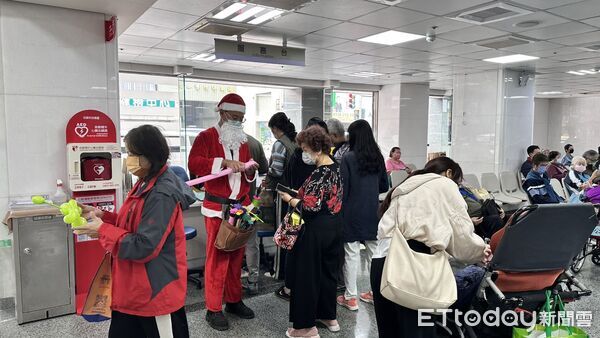 ▲郭綜合醫院院長鄭雅敏化身聖誕老人，走進兒科門診分送造型氣球，為病童帶來驚喜與祝福。（記者林東良翻攝，下同）