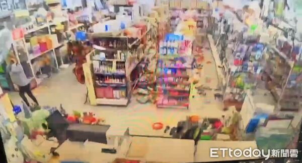 ▲▼快訊／台東強震逃難畫面曝！貨架「骨牌式」崩塌　店員顧客急逃命。（圖／民眾提供）
