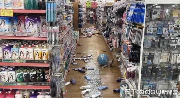 ▲▼快訊／台東強震逃難畫面曝！貨架「骨牌式」崩塌　店員顧客急逃命。（圖／民眾提供）
