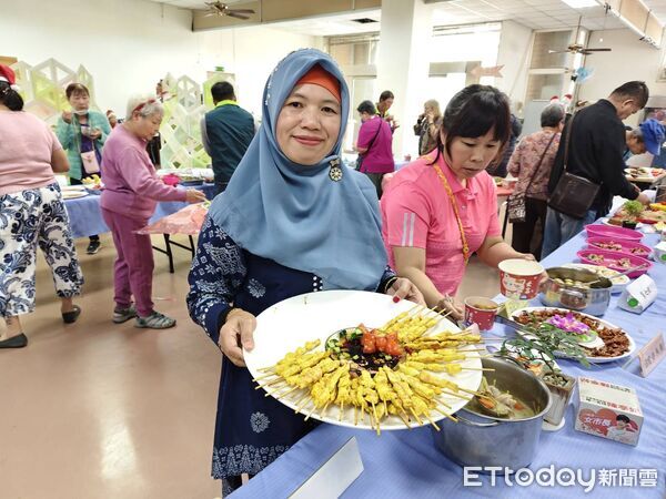 ▲台南安平金城里舉辦「台灣古早味PK異國美食」活動，長輩品嚐越南、印尼料理與草仔粿、碗粽等台灣古早味。（記者林東良翻攝，下同）