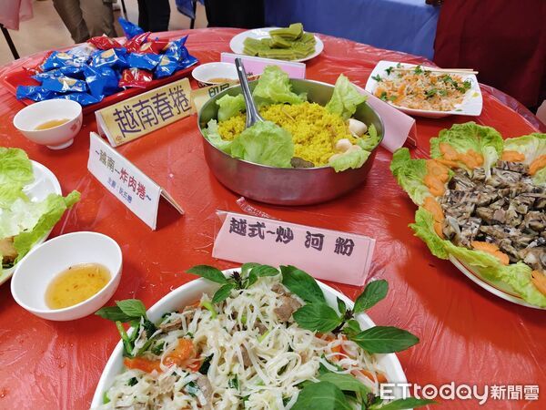 ▲台南安平金城里舉辦「台灣古早味PK異國美食」活動，長輩品嚐越南、印尼料理與草仔粿、碗粽等台灣古早味。（記者林東良翻攝，下同）