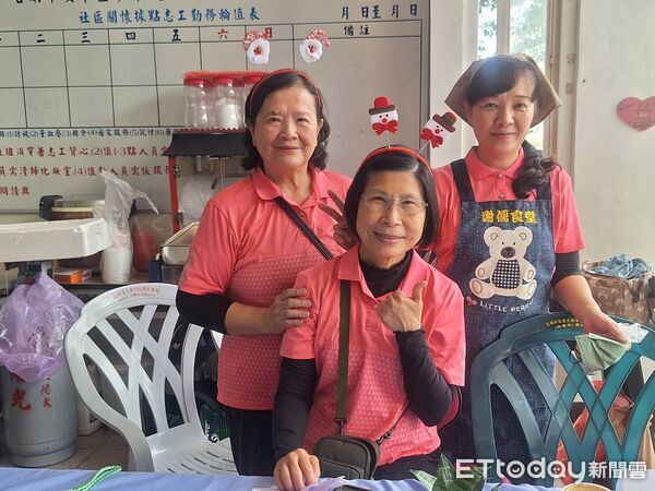 ▲台南安平金城里舉辦「台灣古早味PK異國美食」活動，長輩品嚐越南、印尼料理與草仔粿、碗粽等台灣古早味。（記者林東良翻攝，下同）