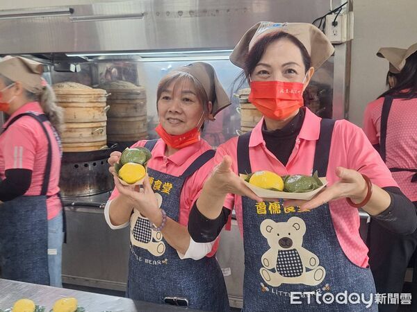 ▲台南安平金城里舉辦「台灣古早味PK異國美食」活動，長輩品嚐越南、印尼料理與草仔粿、碗粽等台灣古早味。（記者林東良翻攝，下同）