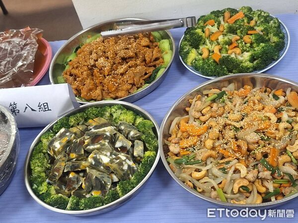 ▲台南安平金城里舉辦「台灣古早味PK異國美食」活動，長輩品嚐越南、印尼料理與草仔粿、碗粽等台灣古早味。（記者林東良翻攝，下同）