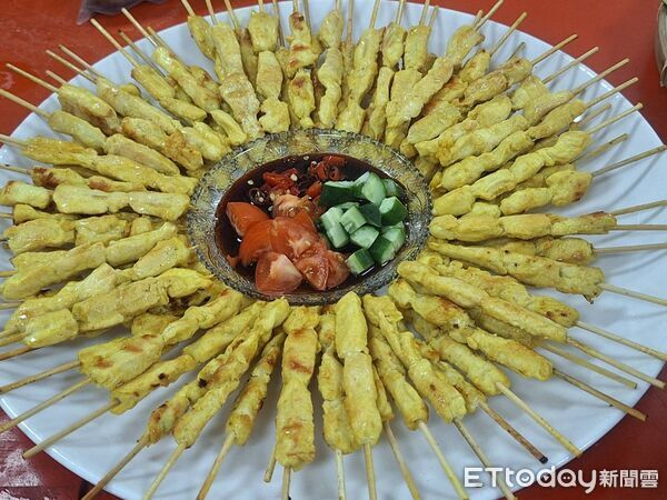 ▲台南安平金城里舉辦「台灣古早味PK異國美食」活動，長輩品嚐越南、印尼料理與草仔粿、碗粽等台灣古早味。（記者林東良翻攝，下同）