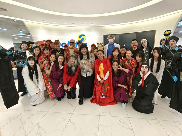 ▲鄭毓文與獲得第一名的，演出「神鬼也瘋狂」的業六部及CS客服部團隊合影。（圖／記者張佩芬攝）