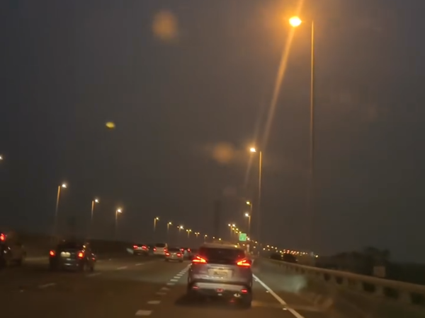 ▲網友分享台東6.1強震當下在國道10號的畫面。（圖／網友@kevinhan9143提供）