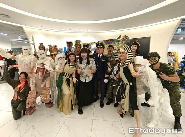 ▲獲得第二名的「萬泰大閱兵－時空穿越閱兵典禮」演出團隊與鄭毓文合影。（圖／記者張佩芬攝）