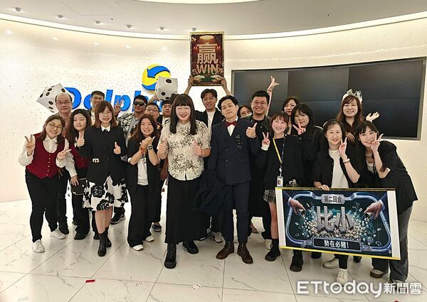 ▲第三名「勢在必賭」演出團隊與鄭毓文合影。（圖／記者張佩芬攝）