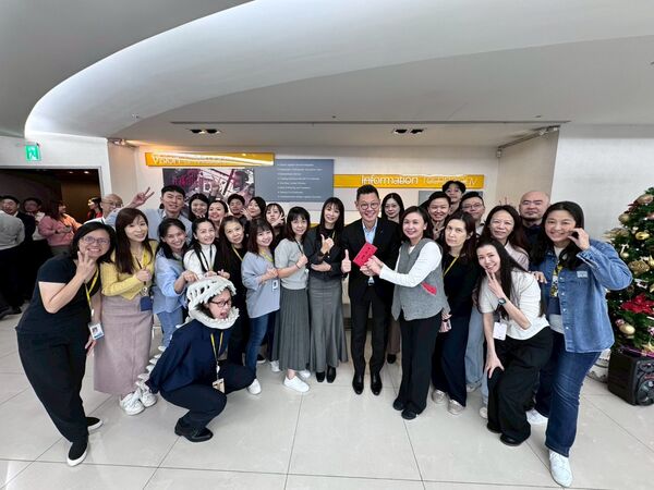 ▲鄭毓文頒獎給第一名得獎團隊。（圖／萬泰提供）