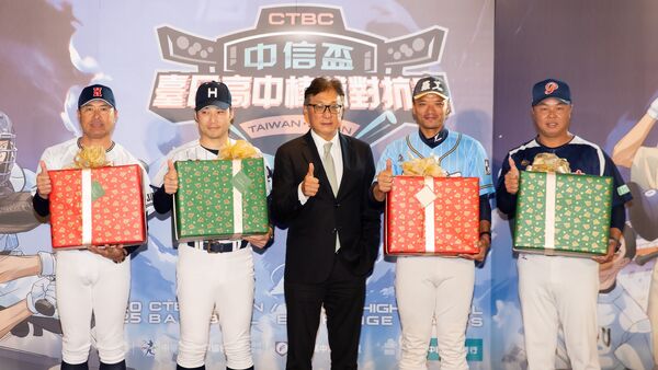 ▲「2025中信盃臺日高中棒球對抗賽」將於明（25）日開戰，中信金控董事會秘書長高人傑（中）準備臺灣茶葉、鳳梨酥、牛舌餅等知名伴手禮贈予四支參賽球隊。。（圖／中華棒協提供）