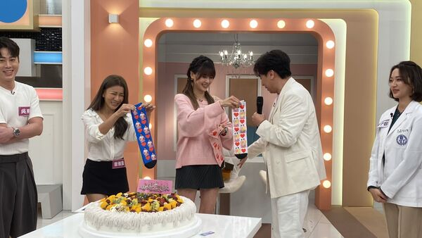 ▲嚴立婷生日收到梁赫群醜BUBU禮物。（圖／民視）