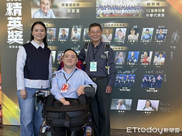 ▲地板滾球好手陳銘哲（中）與爸爸陳萬年（右）、大姐陳秀玉（右）。（圖／記者蔡厚瑄攝）