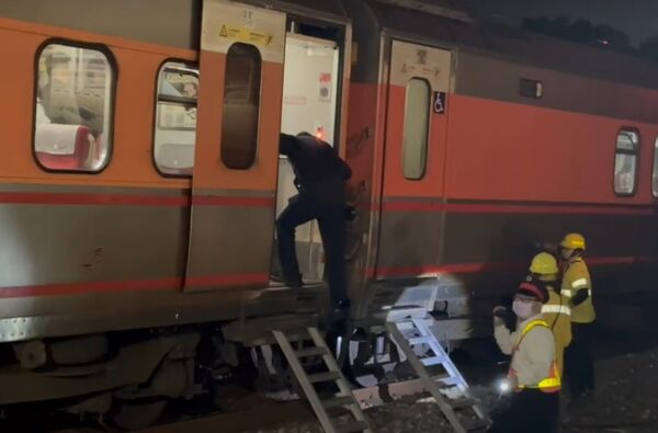 ▲台鐵自強號列車卡在彰化民生地下道旅客輸運下車。（圖／民眾提供）