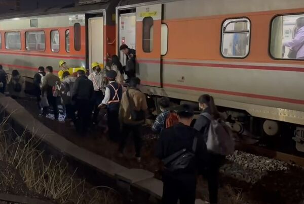 ▲台鐵自強號列車卡在彰化民生地下道旅客輸運下車。（圖／民眾提供）