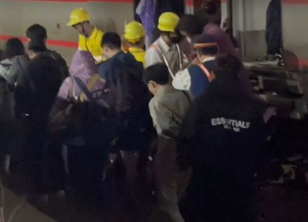 ▲台鐵自強號列車卡在彰化民生地下道旅客輸運下車。（圖／民眾提供）