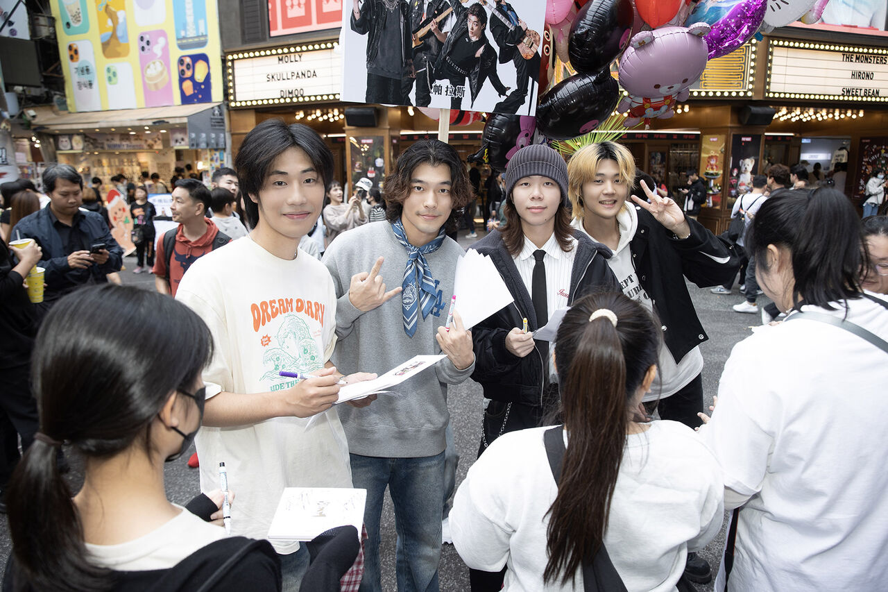 ▲▼帕拉斯街頭發傳單宣傳。（圖／迷音樂提供）