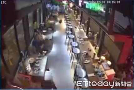 ▲燒肉店監視器直擊地震發生瞬間。（圖／民眾提供）