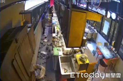 ▲燒肉店監視器直擊地震發生瞬間。（圖／民眾提供）