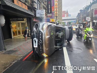 賓士女恍神猛撞電信箱！側翻躺路中畫面曝　她爬出車外脫困