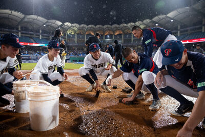 場地濕滑照拚！平鎮、九州高張力對決　雨中鏖戰7局2比2握手言和