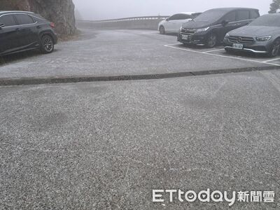 快訊／合歡山下冰雹了！武嶺今早1.3度一片白茫茫