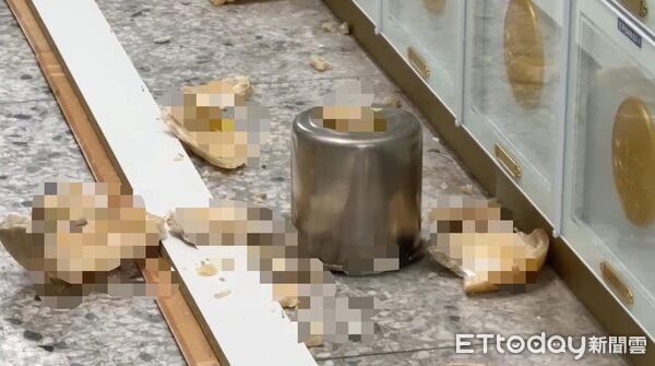▲▼台東規模6.1地震，骨灰罈摔在地上。（圖／民眾提供）