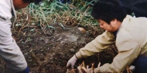 員警在台北橋下挖出遭李玉民殺害、埋屍的朱秋媛骨骸。（東森新聞提供）