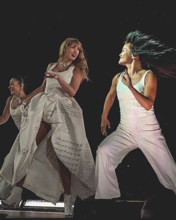 泰勒絲在舞台上與舞者演出，Karen（右）以充滿爆發力的舞步，成為舞台焦點之一。（翻攝IG／＠karenschuang）