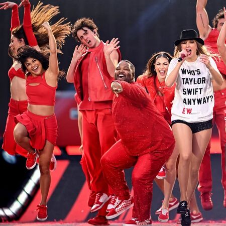 「時代巡演」的〈Red〉篇章演出時，Karen（前排左一）與舞團成員身穿紅色造型登場。（翻攝IG／＠karenschuang）