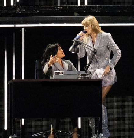 泰勒絲在演出橋段中與Karen互動。（翻攝IG／＠karenschuang）