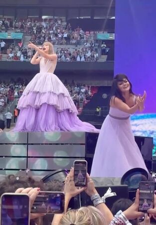 舞者們圍繞泰勒絲演出，Karen（前）以肢體語言詮釋情感。（翻攝IG／＠karenschuang）